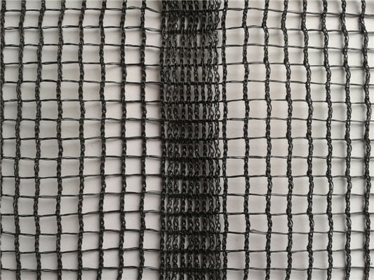 Rede preta azul dos restos do andaime para a construção