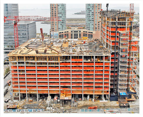 A rede alaranjada dos restos do andaime torna